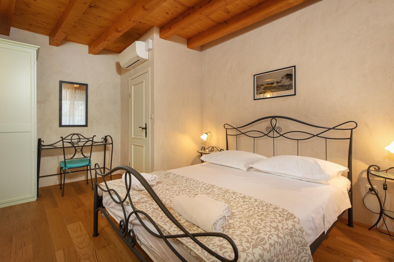 Villa Mama - Traditional Apartments In Omis, Free Parking Екстер'єр фото